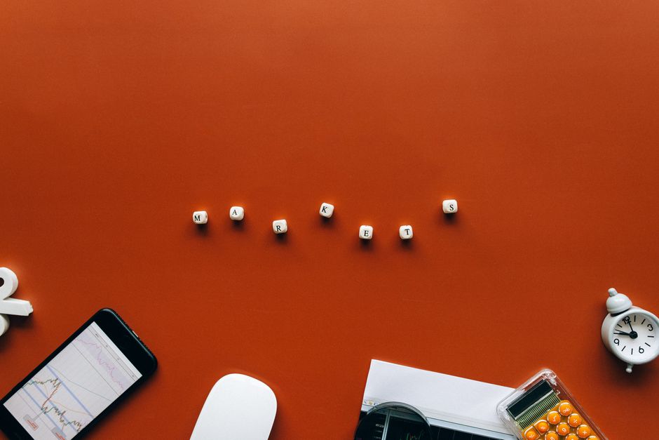 How Should a New Affiliate Marketer Choose a Niche and Traffic Channel?